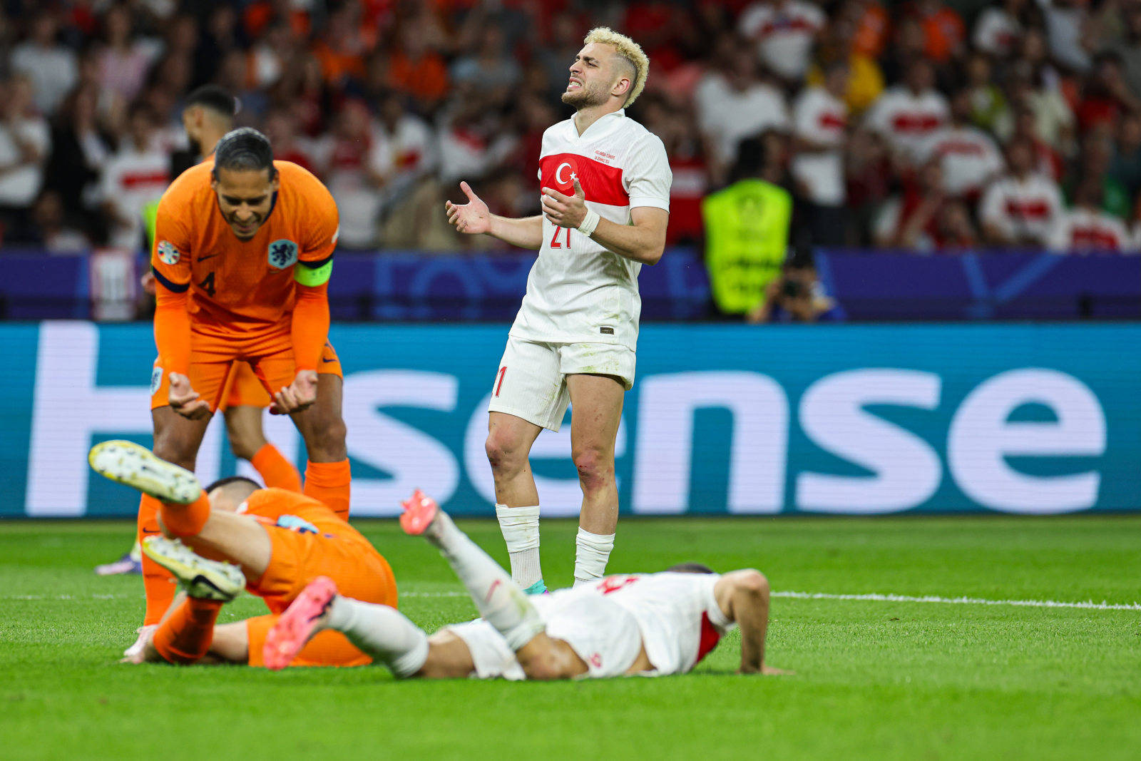 包含欧洲杯赛场惊现逆转，实力悬殊导致冷门屡现的词条