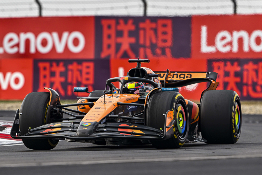 包含威廉姆斯鏖战梅赛德斯，皮亚斯特里带队取胜的词条