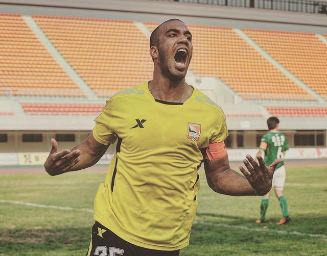 荷兰前锋加盟亚洲俱乐部，令人惊艳