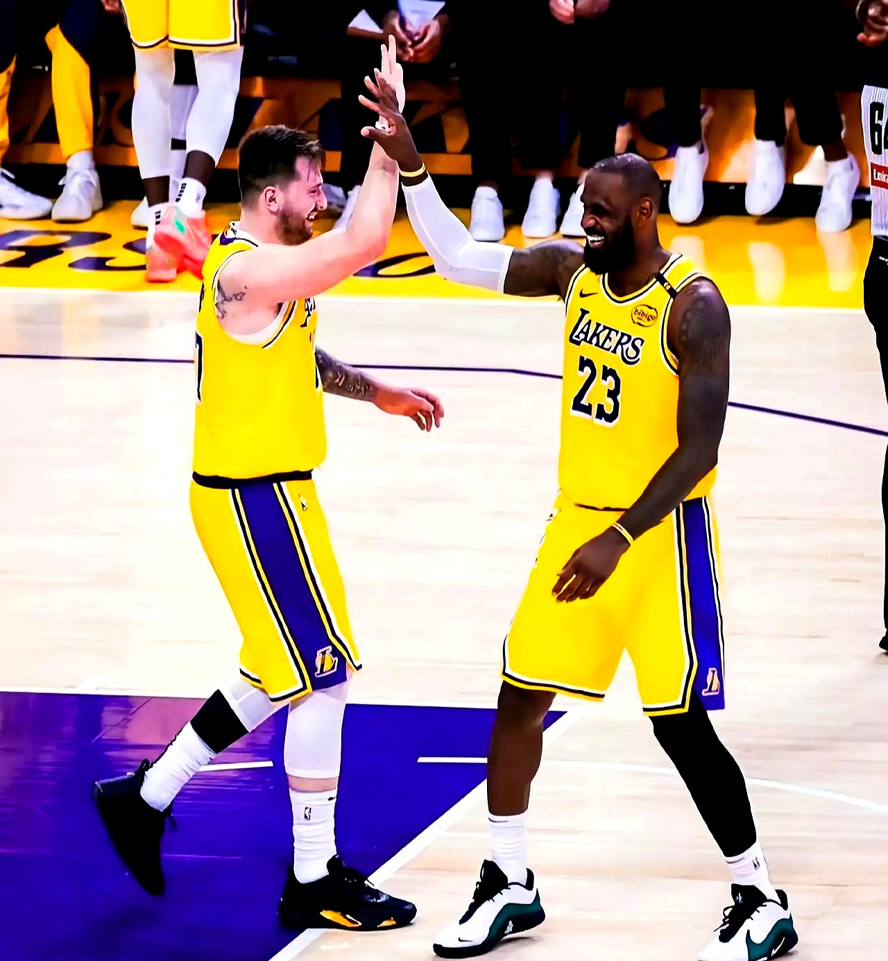 西部和东部球队的交锋备受瞩目 西部和东部球队的交锋备受瞩目