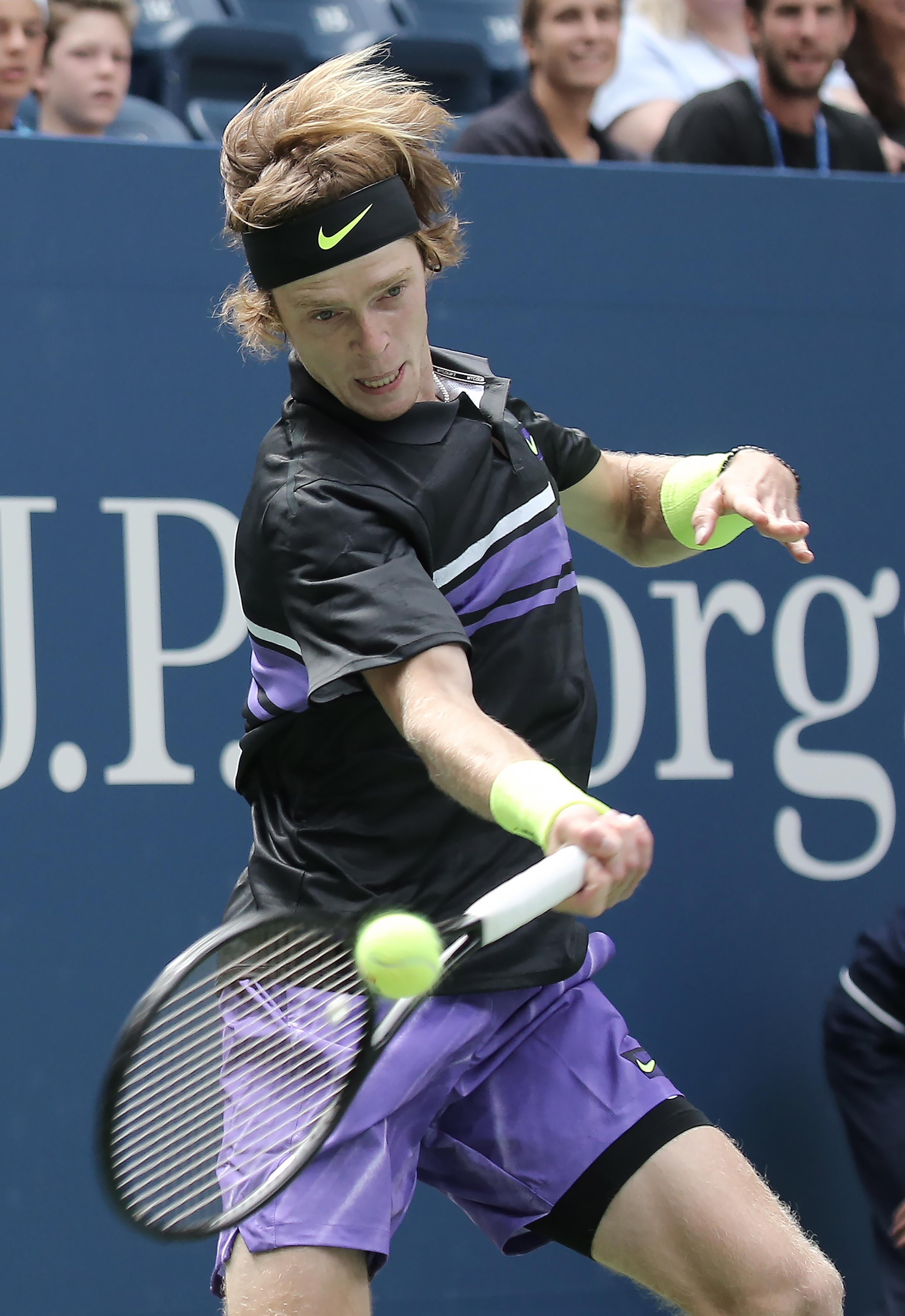 美国网球队逆转世界网球队，西西帕斯送出助攻