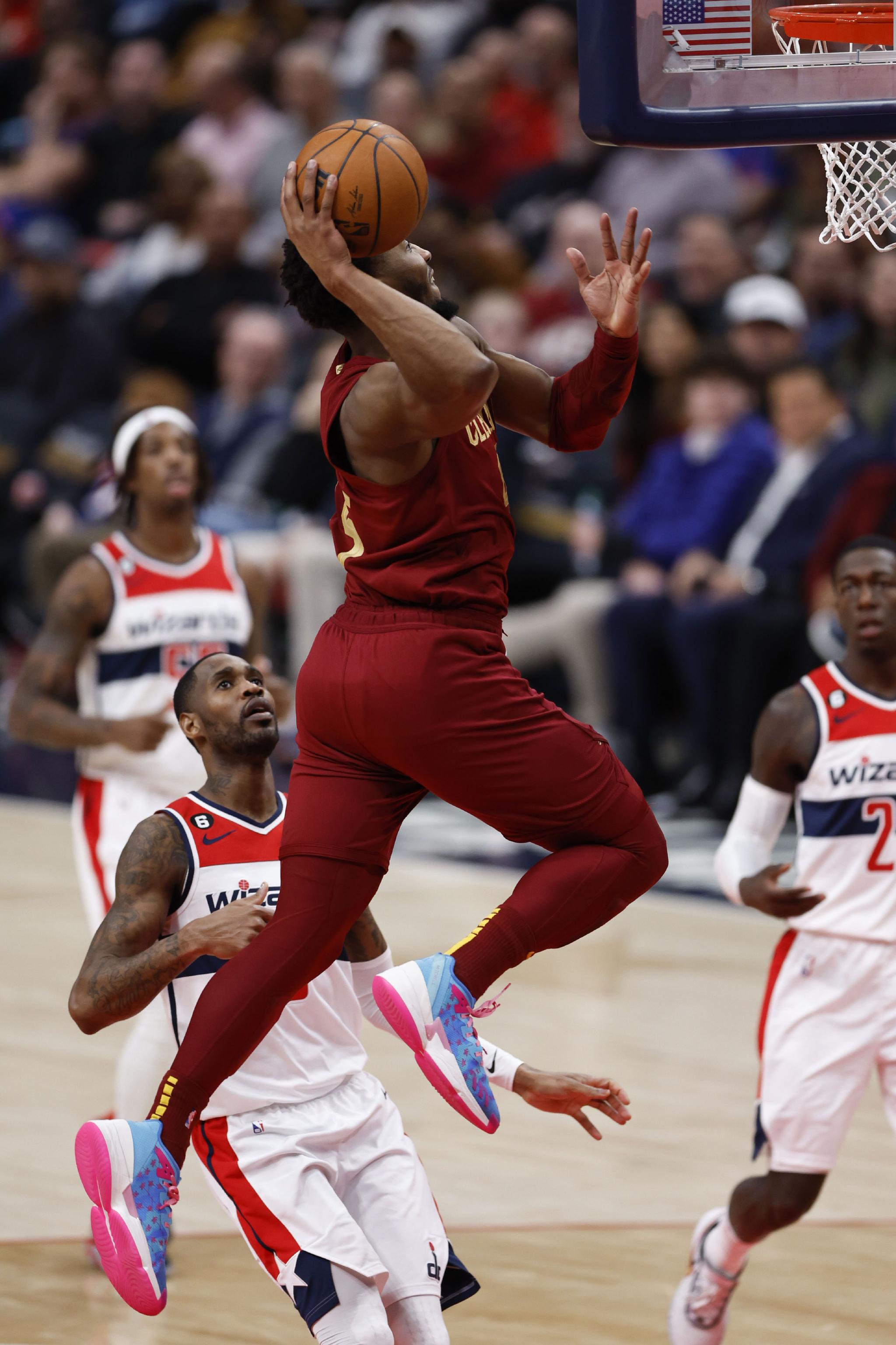 包含中国男篮翻盘奇才，萨姆·米切尔高光表现的词条