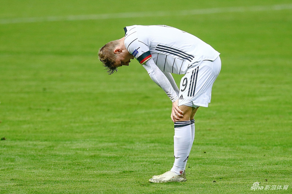 包含阿森纳绝地反击西班牙，穆勒完成帽子戏法的词条