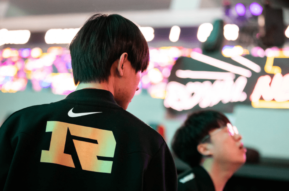 FNC险胜T1，Uzi三分雨点燃全场的简单介绍