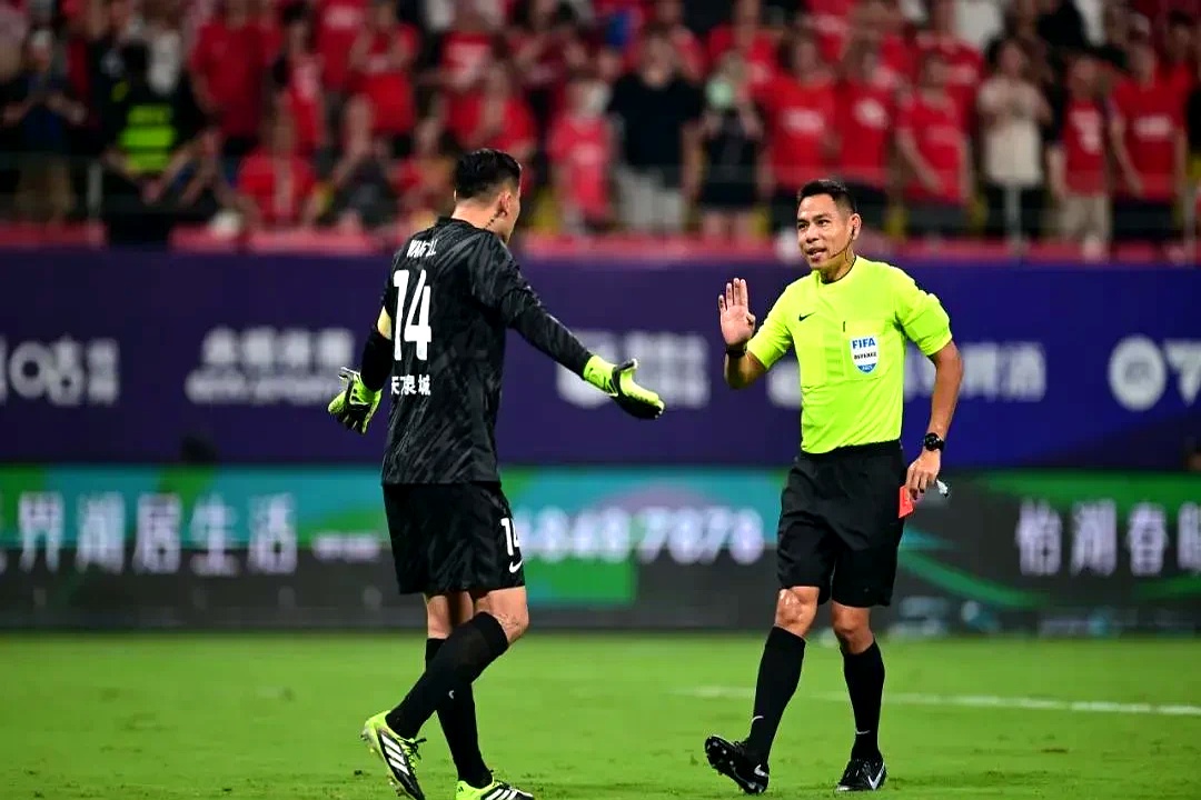 关于防守犯规事件引发争议，VAR技术再度登场的信息